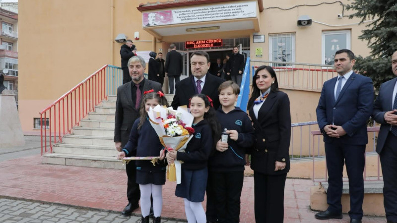 Vali Işın öğrencilerin sevincine ortak oldu 