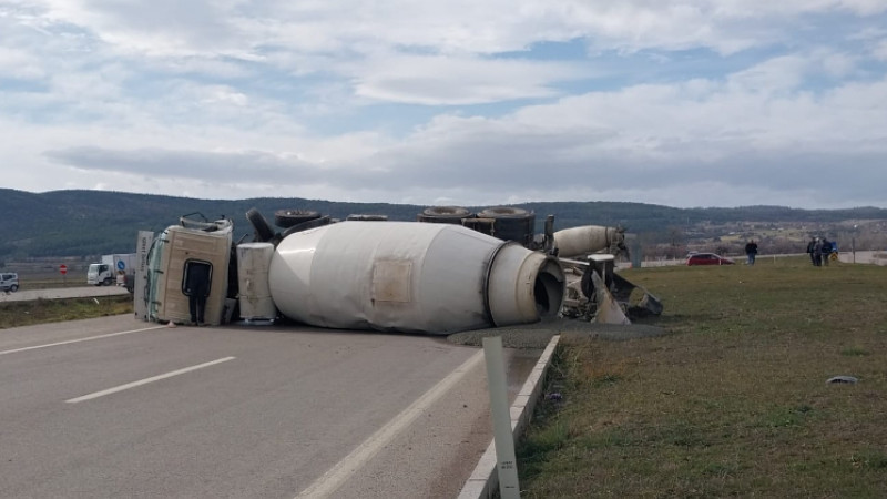 İki beton mikseri çarpıştı