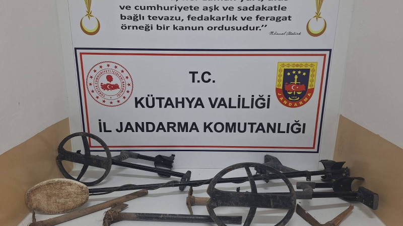 Eserlerle birlikte 3 de şüpheli yakalandılar