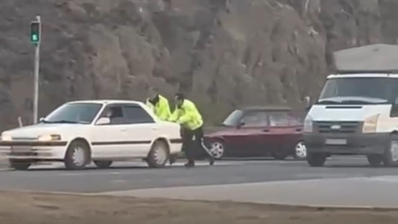 Polisten Örnek Davranış: Yakıtı Biten Aracın İmdadına Ekipler Yetişti