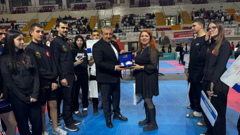 Şampiyona sonrası hediye takdimi 