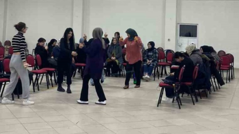 Pazarlar’da halk oyunları kursunda seslendirilen yöresel ezgiler