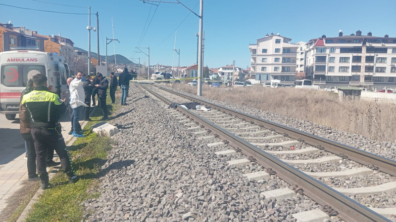 Trenin önüne atlayan kadın hayatını kaybetti 