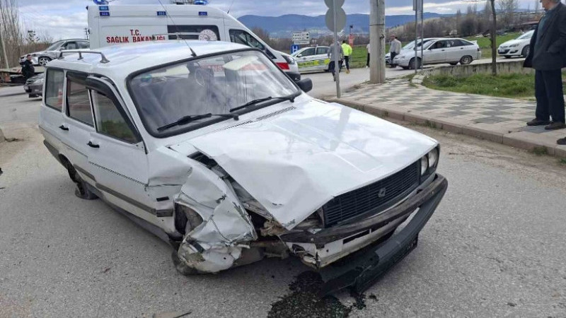 Hisarcık’ta iki otomobil çarpıştı: 2 yaralı