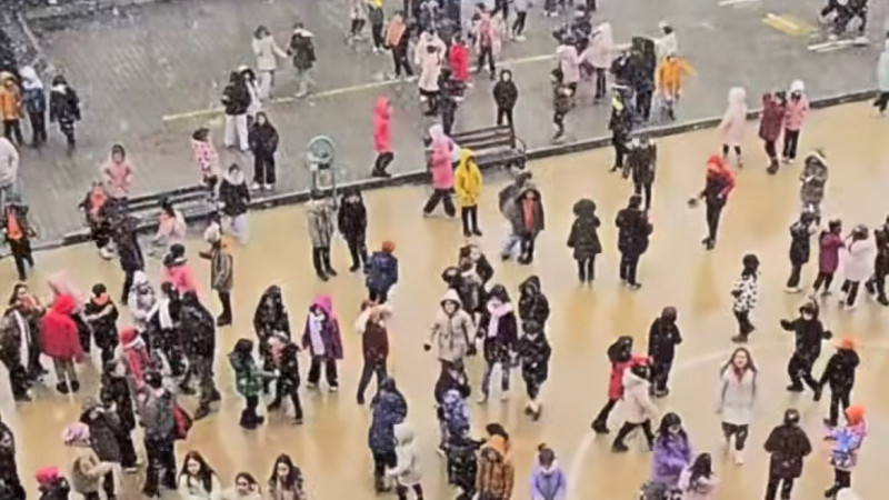 Öğrencilerin kar sevinci