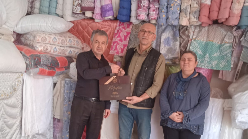 Tavşanlı'da 40 yılı aşkın esnafa ziyaret ve hediye  