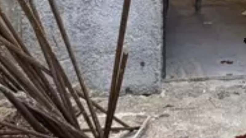 Babanın çatıdan attığı demir oğlunu öldürdü