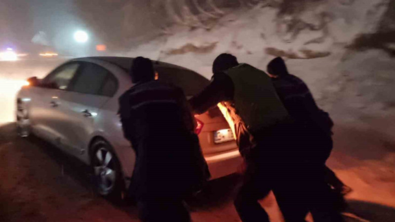 Domaniç Dağ Yolu’nda kar ve tipi etkili oldu