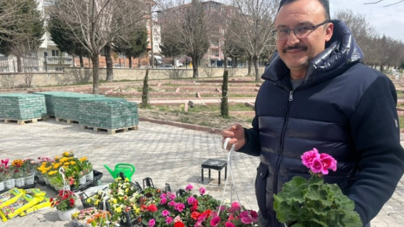 Kütahya Tavşanlı’da bayram arifesi öncesi mezarlıkta çiçek yoğunluğu