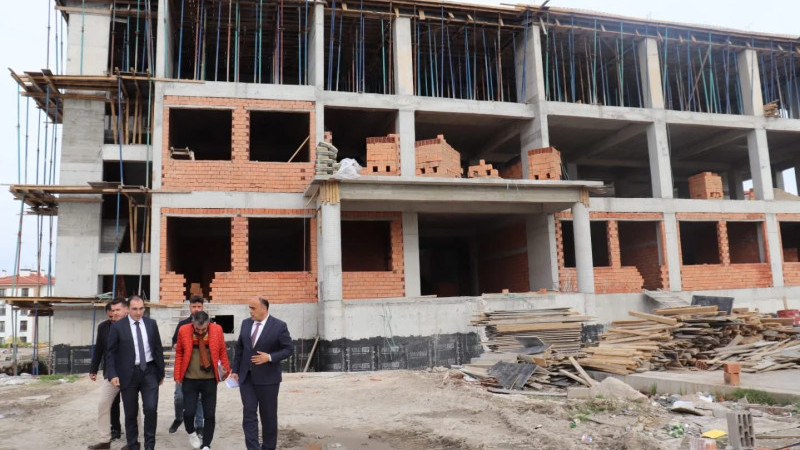 Tavşanlı’da yapımı devam eden okula Kaymakam Özdemir’den inceleme