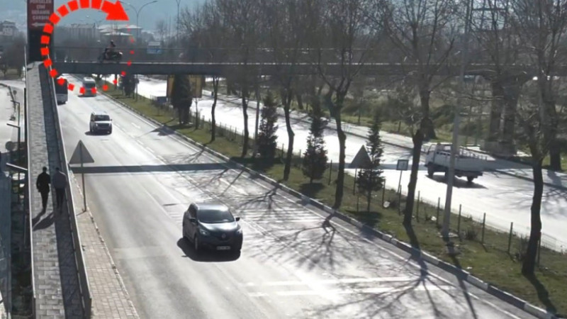 Yaya üst geçitleri yayalar için