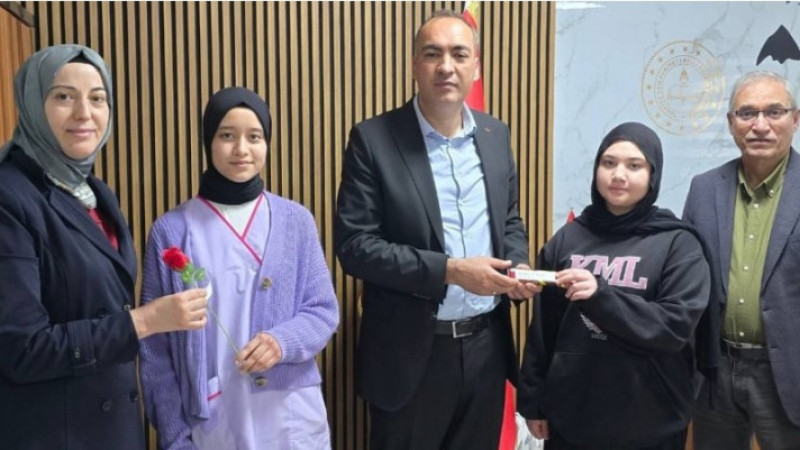 Gedizli öğrencilerden şiddete karşı anlamlı tepki