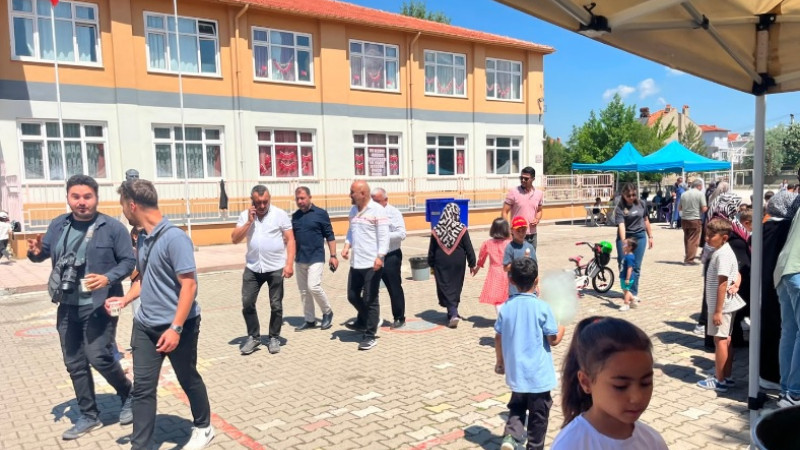 Tavşanlı Dağçeşme okulunda hayır çarşısı düzenlendi