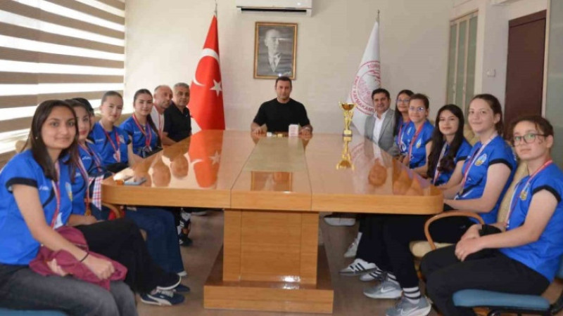 Emet Kaymakamı Başkapan, il birincisi kız voleybol takımını kabul etti