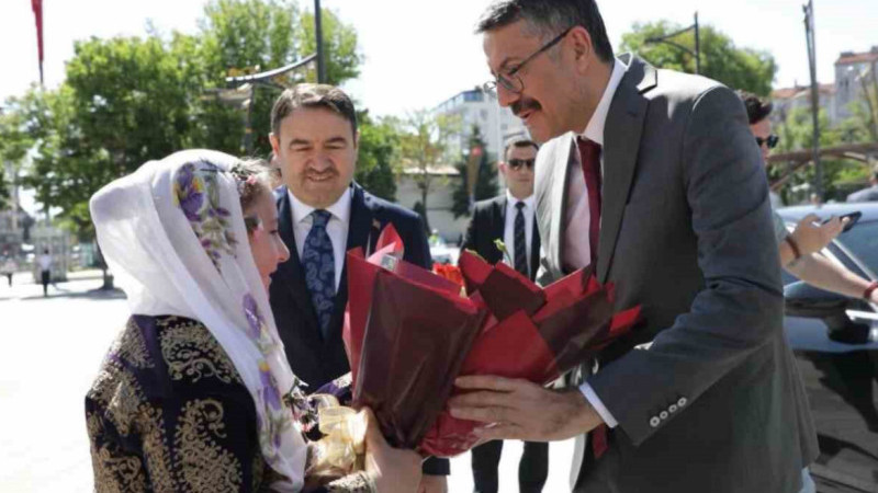 Çelik bir dizi ziyaret gerçekleştirdi 