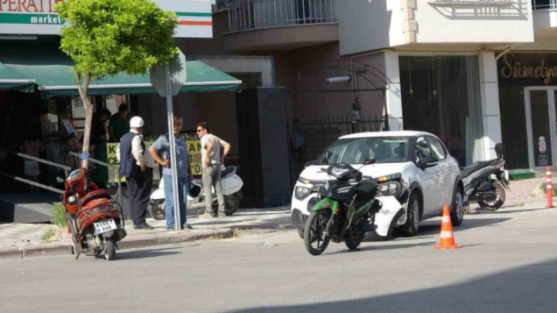 Motosiklet ile otomobil çarpıştı 1 yaralı 