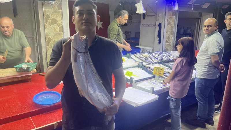 Balık tezgahları pazar günü de açık