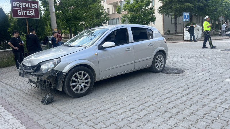 Çarpışan iki araçtan biri yan yattı
