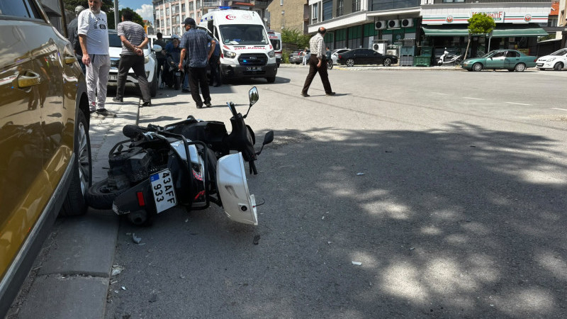 Tavşanlı'da otomobil ile motorlu bisiklet çarpıştı