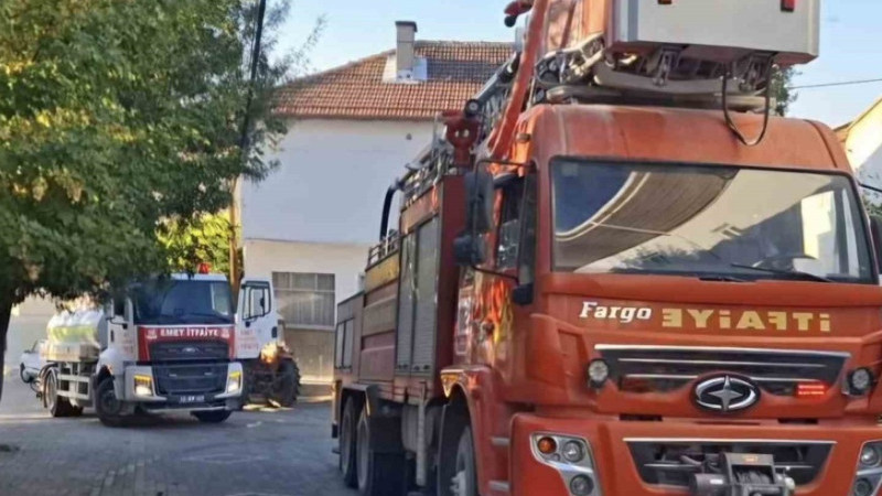 Emet’teki köy fırınında başlayan yangın çevre binalara sıçramadan söndürüldü