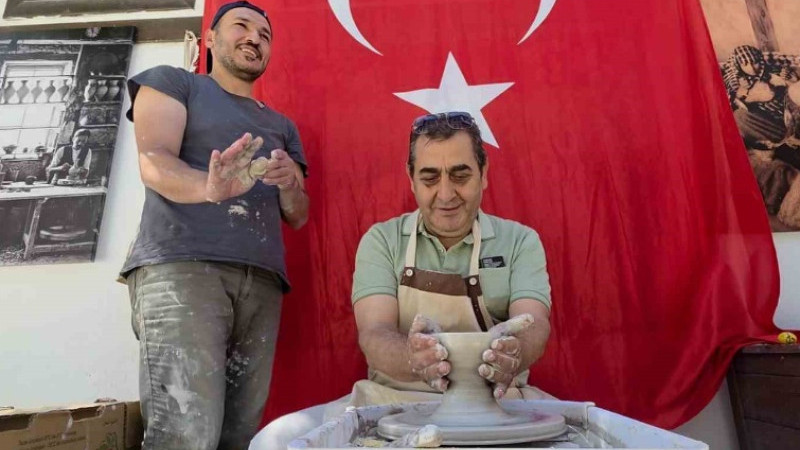 Ziyaretçiler, tarihi Germiyan Sokağı’nda çini sanatını deneyimliyor