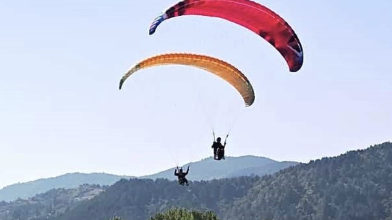 Simav paraşütlerle renklendi