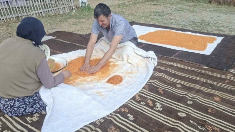 Eşine yardımcı oluyor 