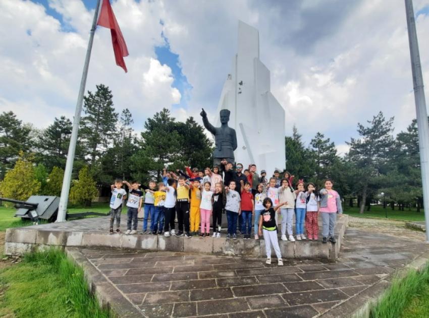 Tavşanlı 3 eylül ilkokulu Dumlupınar sehitliklerinde